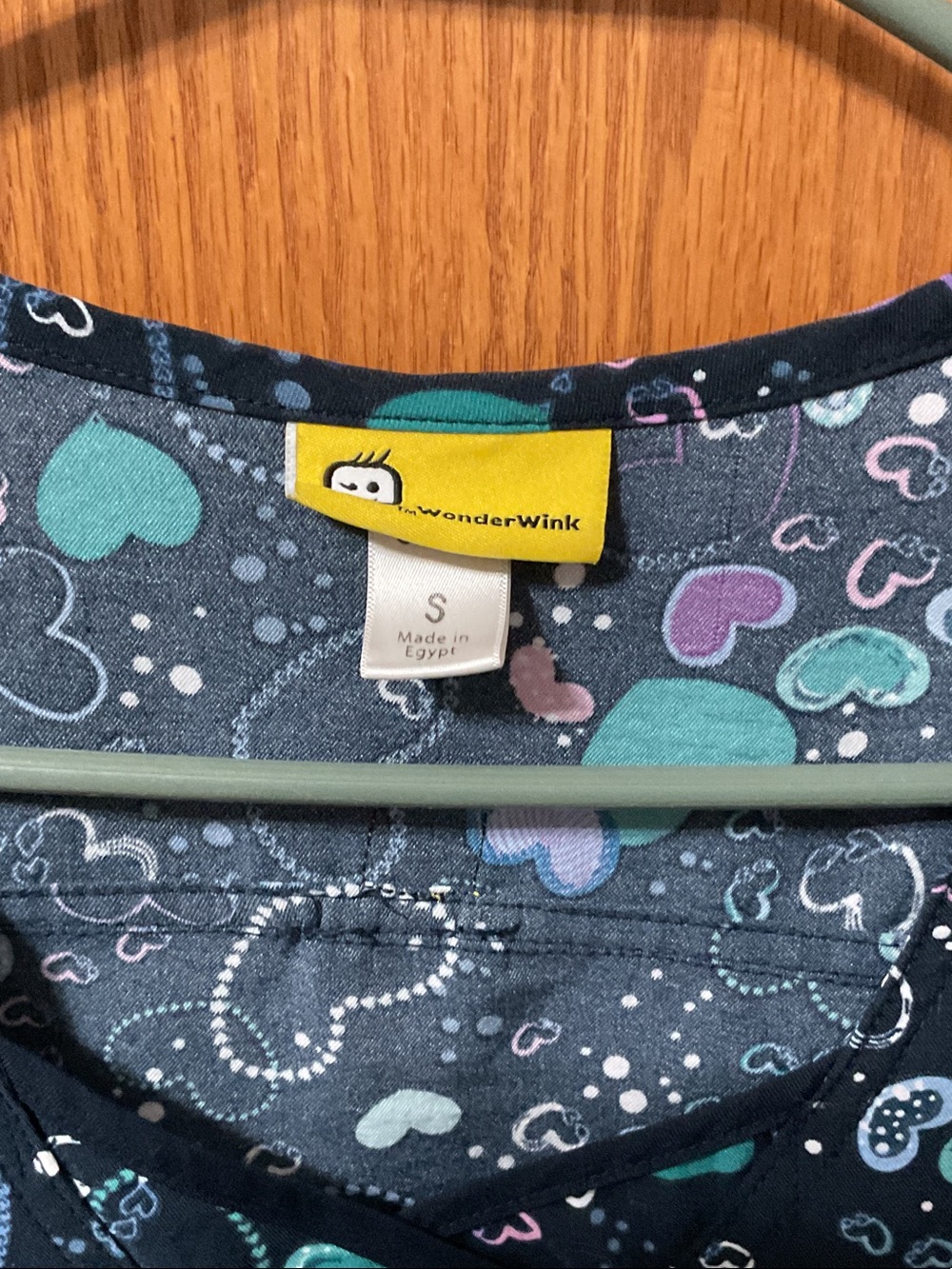 WonderWink Navy V-Neck Heart-Print Scrub Top size small - Picture 2 of 3